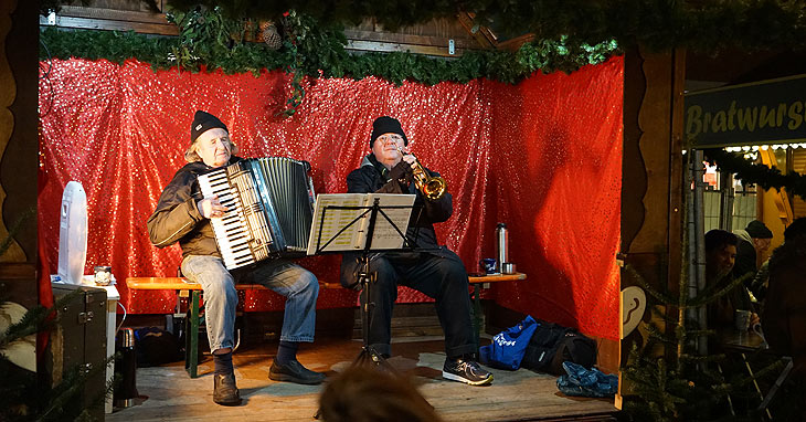 Programm auf der Bühne: der Neuhauser Weihnachtsmarkt ©Foto: Klaus Ikenmeyer)